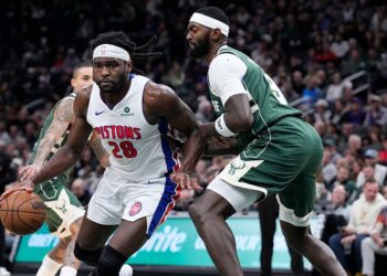 Pistons player holds up fist to opponent during heated skirmish