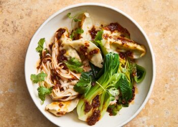 Chile oil dumplings with noodles