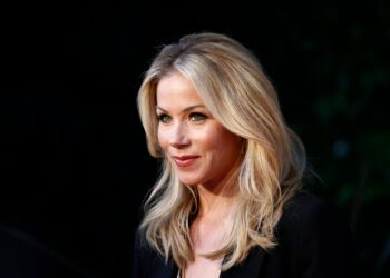 Beloved actress debuts ‘weird spot’ on her face after mystery 4-month hospital stay