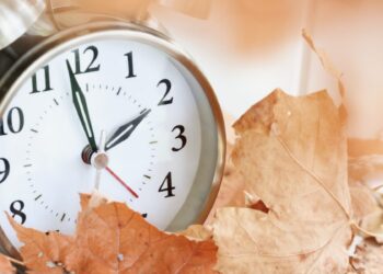 Daylight saving time will end this weekend. When do clocks ‘fall back’?