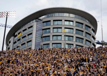 Caitlin Clark takes part in Iowa’s Hawkeye Wave with kids